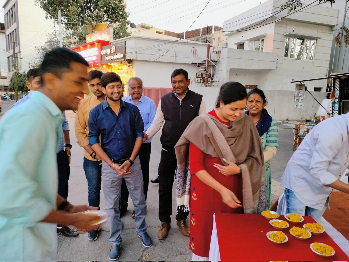 सूर्योदय आश्रम इंदौर में आज श्री कृष्णसरस्वती महाराज के प्रगट उत्सव पर पूजन महाप्रसादी का वितरण किया ।🙏
#fooddistribution #Rotibank #Indore #Suryoday #bhaiyyumahraj #ayushideshmukh