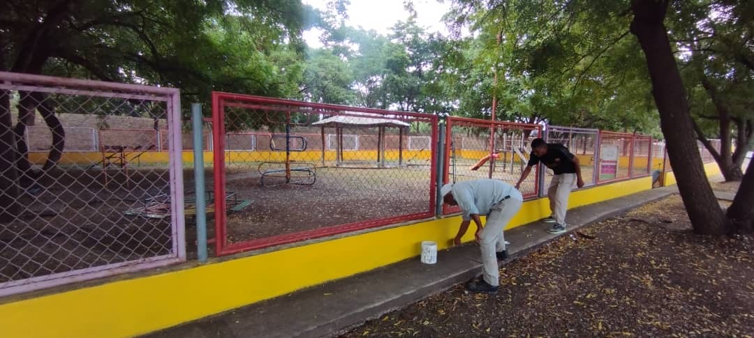 municipio_diaz's tweet photo. Mantenimiento y pintura de fachadas en sector Las Barrancas @PSUV_NE
@PartidoPSUV @MVzlaBella @hugbelpsuv @dcabellor @NicolasMaduro
#SomosPasiónCaribe https://t.co/H47DokIBl1
