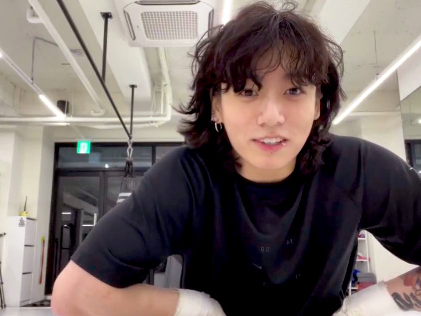 winter_illegirl's tweet photo. Thank you #JK! #midnightworkout You worked hard while we fought for our lives. SO to your cutie bangs! Thank you 3Js 🥰 #JKLive #jk制服 https://t.co/KS0E6X6mXu