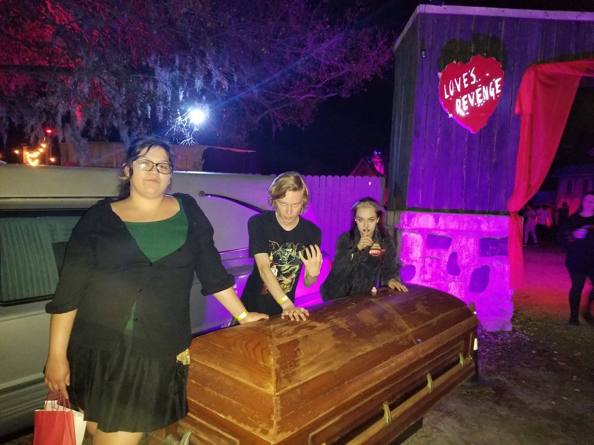 JPAdventurer's tweet photo. @HamatoMiss @TakeAChanceCos and I had a great night at @sirhenryhaunt! https://t.co/Y7Jp06NCd7