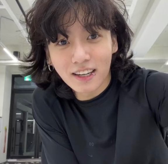 jiminlfss's tweet photo. *@**#,#*$#&amp;#&amp;#(@&amp;## O JUNGKOOK MANO MEU DEUS DO SEU QUE LINDO OLHA ESSE CABELO... DEUS AMADO QUE LINDO, QUE LINDOOOOOOOO😩😩😩😩😩🤌🏻 https://t.co/LyY9PUq2KD