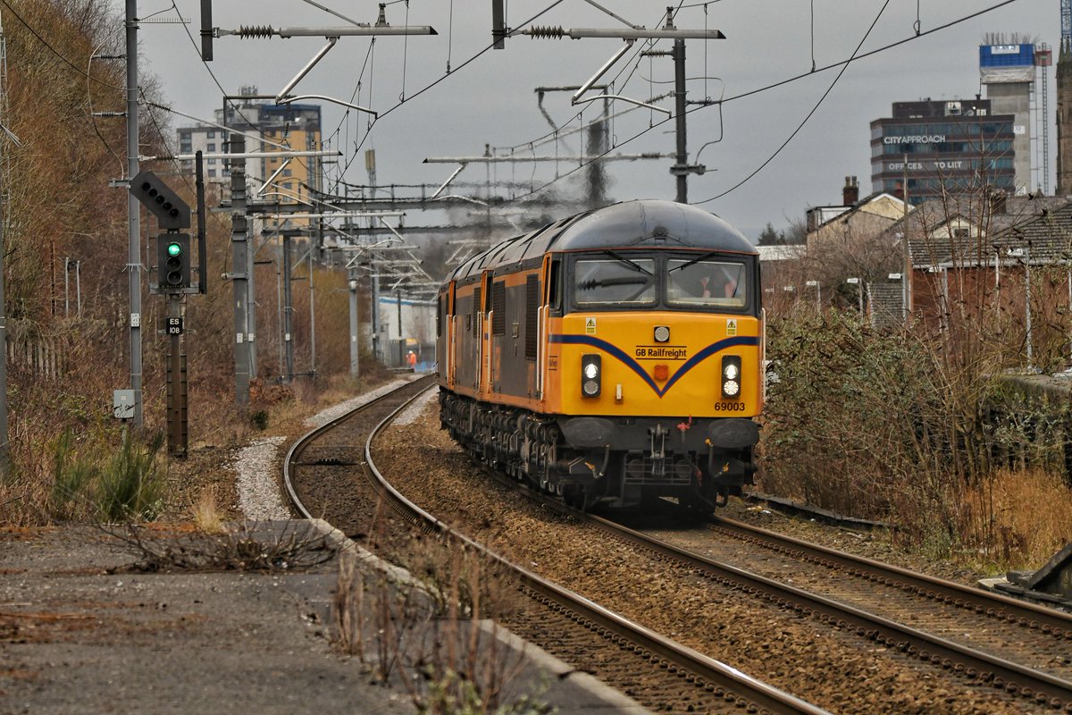 upsidedownhead5's tweet photo. One for @SignaloftheDay, ES108 in shot while the @GBRailfreight class 69 trio pass Patricroft. #Railway #photography #train #signal #Class69 #railpic #gbrf #nikon #sigma https://t.co/Hw1q6OVoes
