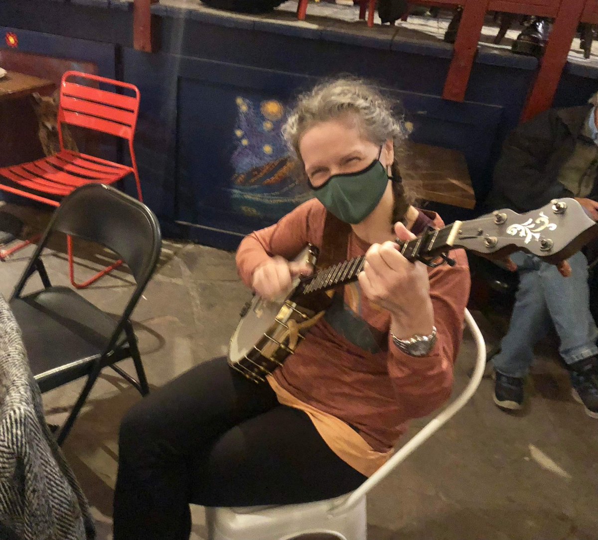 sophiakb_writes's tweet photo. Had a great time at my local old-time jam! It feels so good to play music with a group and see music friends. Now I just need to learn 1000 more tunes.
#oldtimebanjo #clawhammer #omebanjos #amwriting #writingcommunity #amquerying #oldtimejam https://t.co/zOWFHqII06