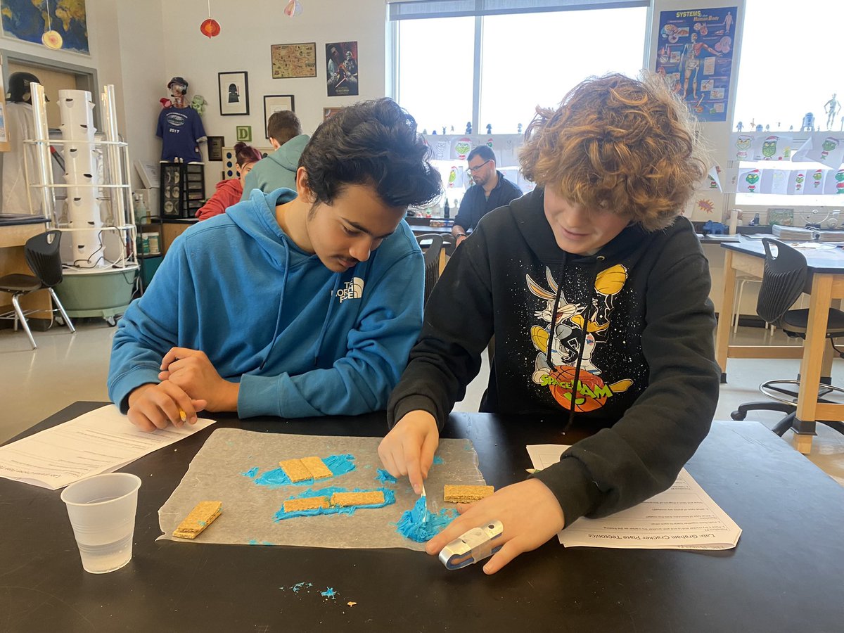 ChrisScience513's tweet photo. Modeling Earth’s 🌍 Tectonic Plate Boundaries with crackers and frosting! @elbailey76 https://t.co/JI70a8iDDE