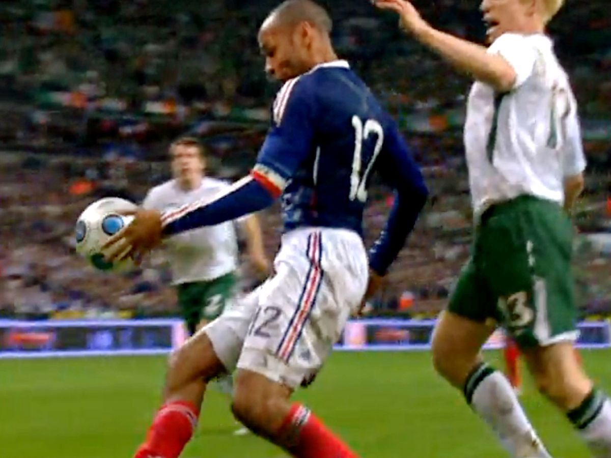 France complaining about the referee. What's the French for 'what goes around comes around'? 

#IREvFRA #SixNations #GuinnessSixNations
#cestlavie