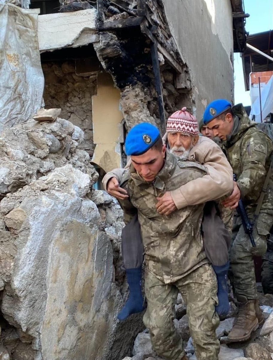 Askerlerimizin ayağına taş değmesin.