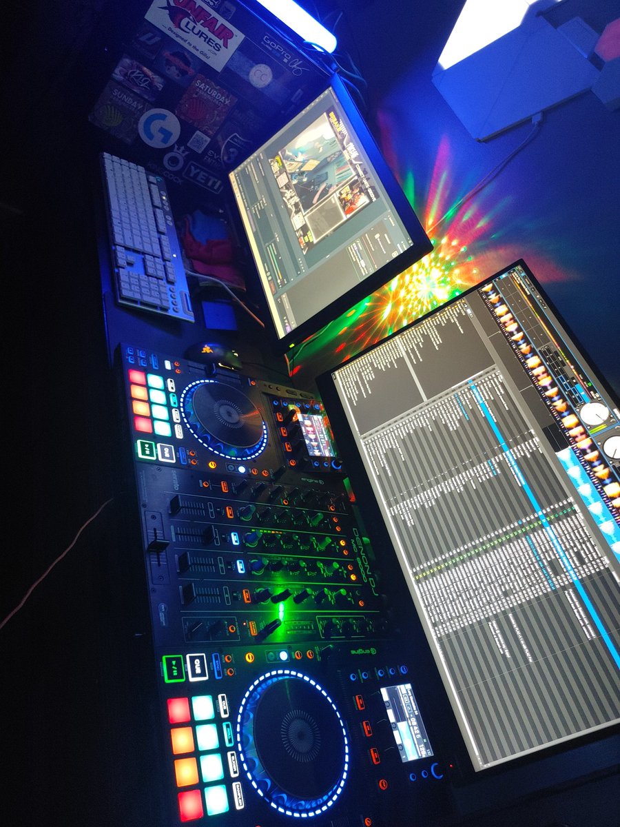 Live , talking ish ... And dropping some dope tunes. #house #breaks #Dnb #basshouse 

Tune in.. Just getting started

twitch.tv/djsicric