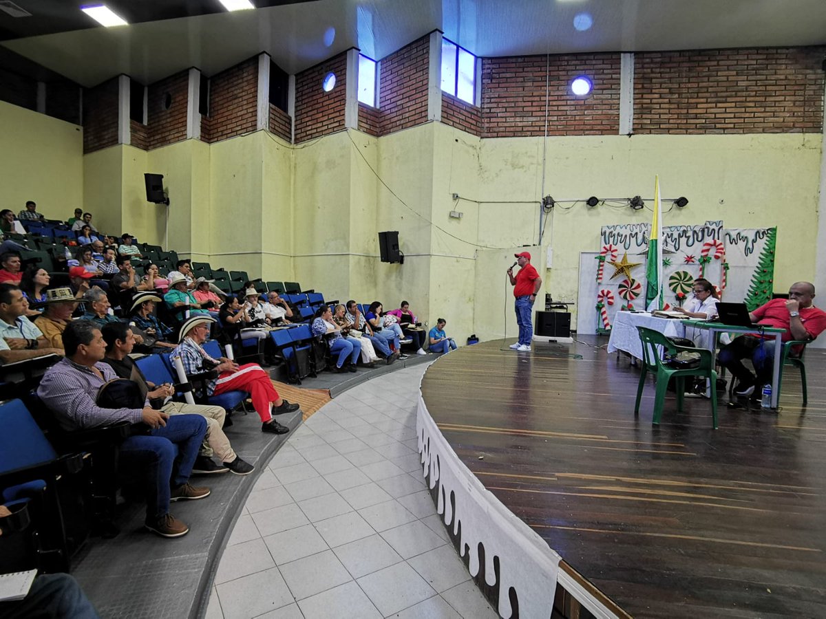 SanLuisANT's tweet photo. #AEstaHora El señor alcalde @Henryesuarez en #Asocomunal @SanLuisANT expone ejecución 2023 #Pavimentación vía #SanLuisChocó #Seguridad gestión de cámaras para mpio. @GobAntioquia @SantisierraL @jmanuelgiraldo @JPLopezCortes @anibalgaviria https://t.co/ZXyo8jHRRI
