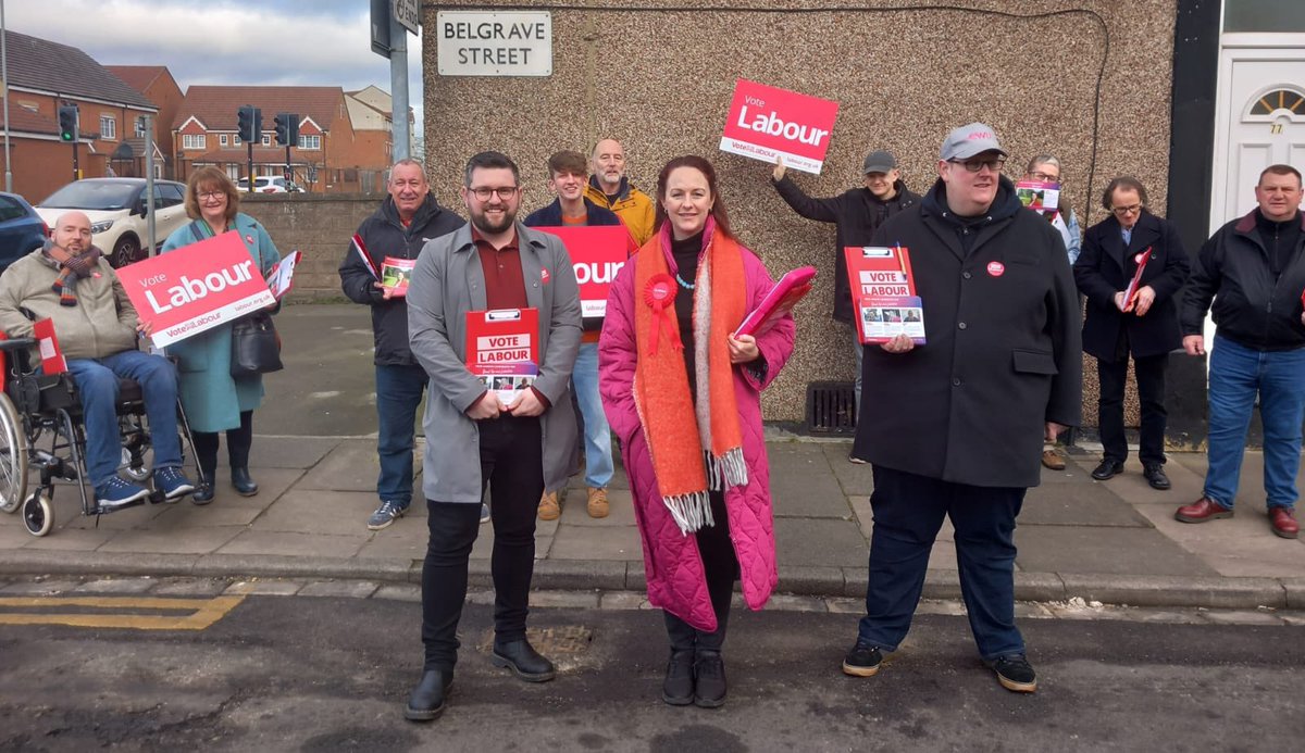 A_Anderson1992's tweet photo. ☀️Sunny day in #BankTopandLascelles!

Thank you to all the volunteers who came out campaigning and to all the residents pledging their support! 🌹 

Lots of issues: 
🚗 Speeding 
🚌 Number 2 bus 
🗑️ Litter near the local shops 
🏠 Fly tipping in alleyways. https://t.co/MDDWF0J2vU