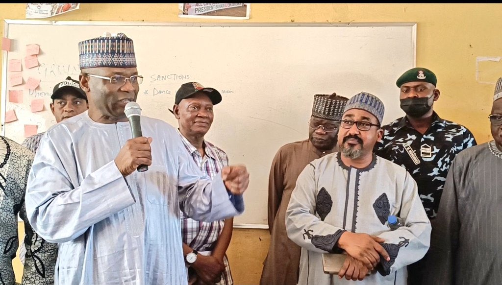 INEC Chairman, Prof. Mahmood Yakubu today visited the Supervisory Presiding Officers undergoing training for the 2023 General Election at Government Secondary School, Garki, Abuja. He enjoined them to perform their tasks creditably on Election Day. https://t.co/QrxOqgkjFn