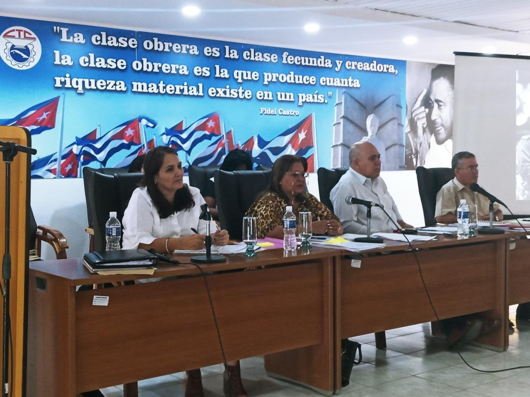 TeresaBoue's tweet photo. En estos momentos rinde cuentas el Secretariado Nacional de la @FMC_Cuba a su Comité, como un mecanismo que contribuye al perfeccionamiento de la Organización. #MujeresEnRevolución #MejorEsPosible https://t.co/I3WakkLl2w
