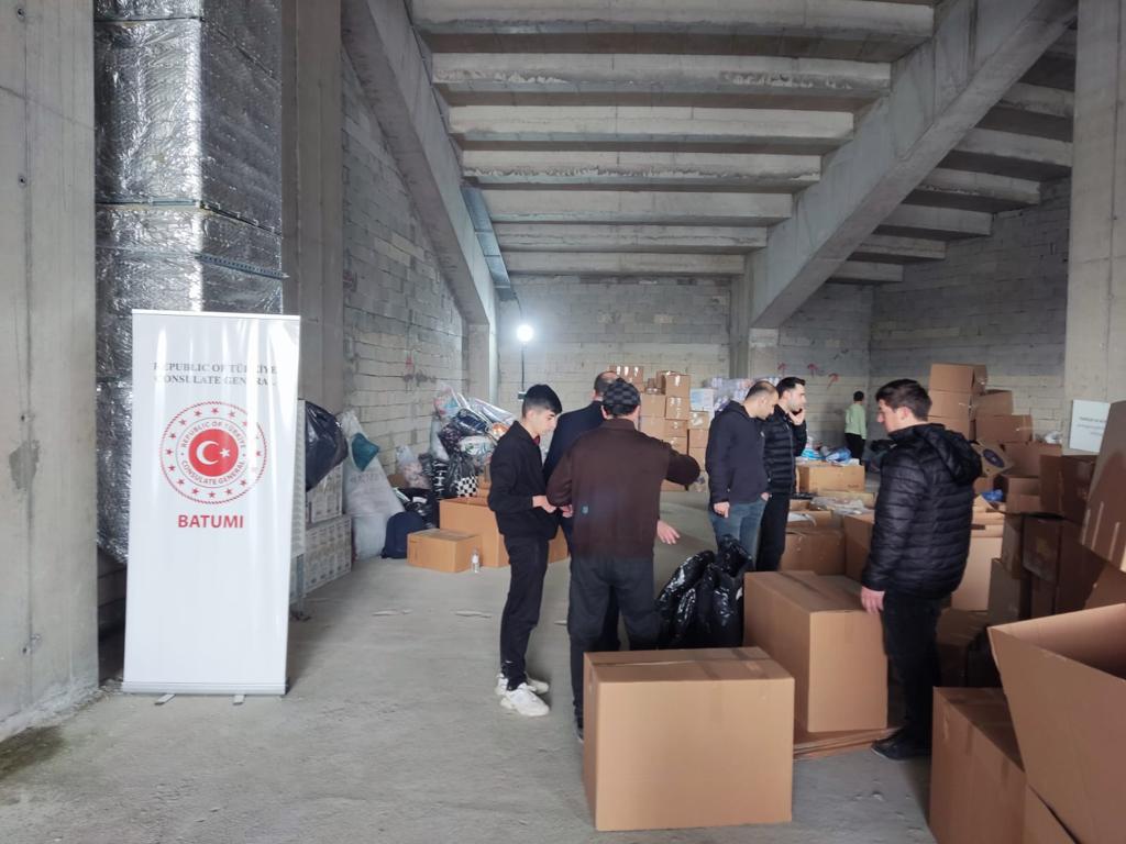BatumTurkOkulu's tweet photo. Ülkemizde depremden etkilenen vatandaşlarımıza ulaştırılmak üzere @TCBatumBK koordinasyonunda toplanan ayni yardımların tasnif edilmesi sürecinde öğretmenlerimiz ve öğrencilerimiz  görev aldılar. Emeği geçenlere teşekkür ederiz.

@tcmeb @mebabdigm @mebyyegm @TiflisEgitim https://t.co/bWpVcExcaW