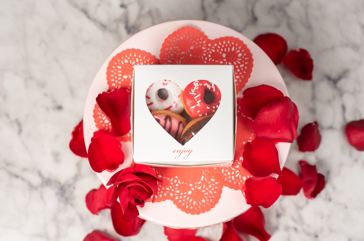 LocalDonutCabo's tweet photo. Show your love with a box of assorted mini donuts 😘🍩🎁

Demuestra tu amor con una caja de mini donas surtidas 😘🍩🎁

#valentinesday #romance #giftsforyourlover #treats #valentinestreats #valentinetreatbox #valentinegifts #amor #love #roses #localdonutcabo https://t.co/rYd8EoK0or