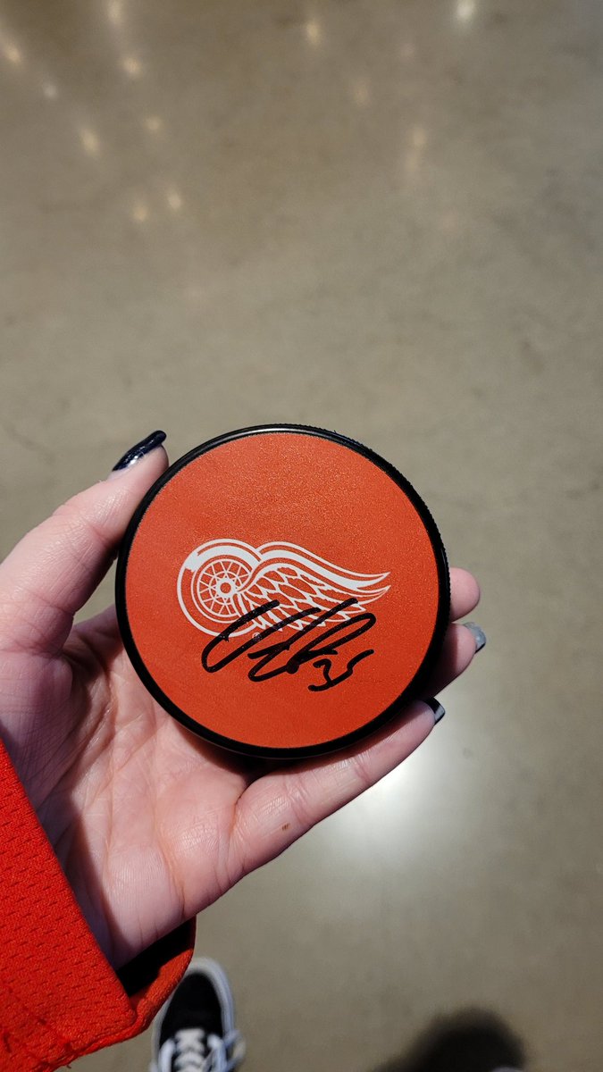 SydneyTaylor___'s tweet photo. @DetroitRedWings I got there first and they wouldn't give me the jersey because I had one on, but then gave it to people with a jersey on 😭 https://t.co/Q4FTj8q9hc