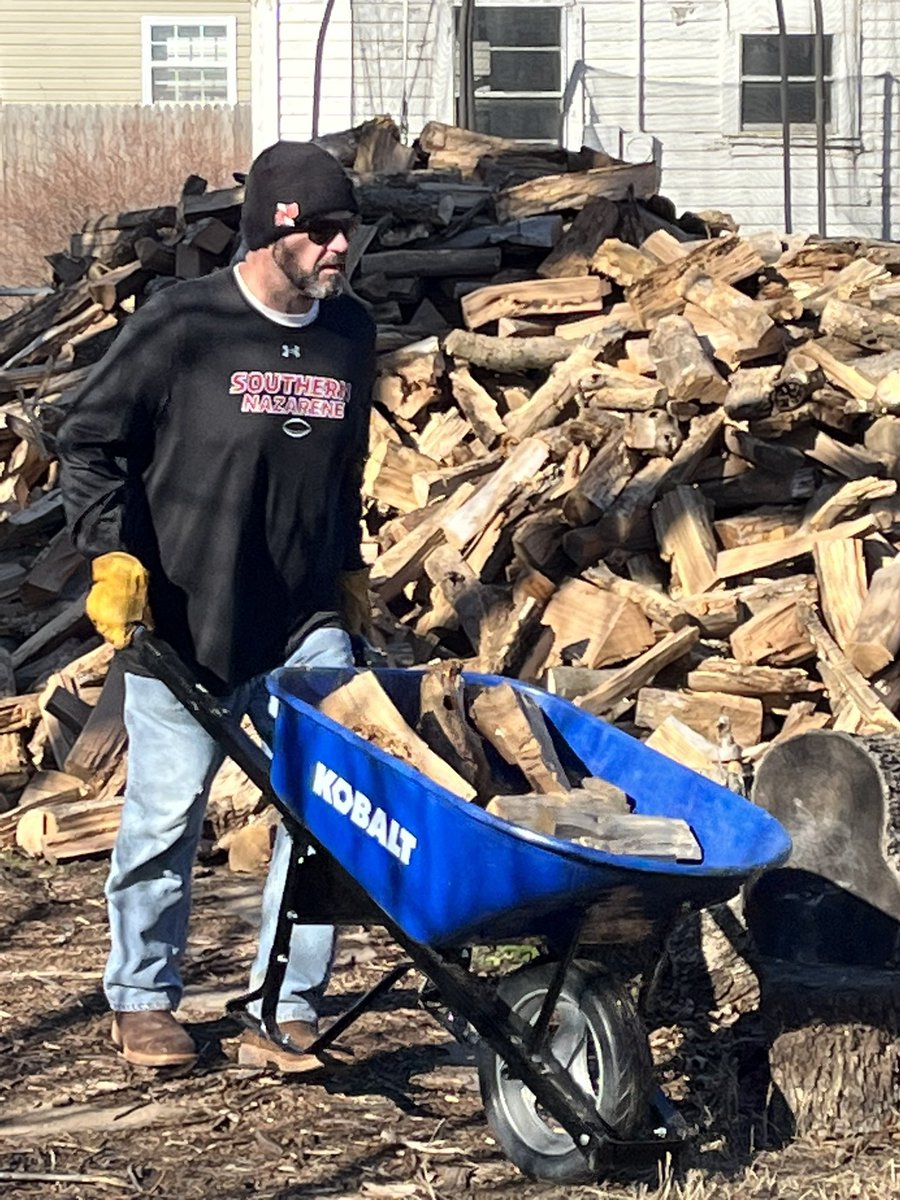 SNUFootball's tweet photo. Giving back this morning! Our guys are loading firewood that will head to the Navajo Reservation in New Mexico!

#BoltsUp⚡️ | #LiveLast https://t.co/wAO4UFSQ5s