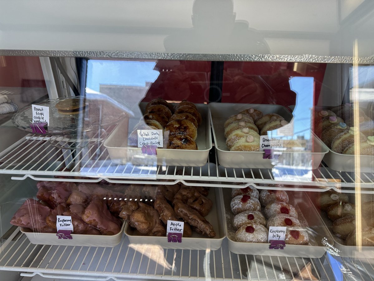 Cause sometimes you just go down a different street and walk into a different place. Holly’s Hot Chicken corner of Armstrong and Garland come for chicken 🐓 and discover the best donuts in the world