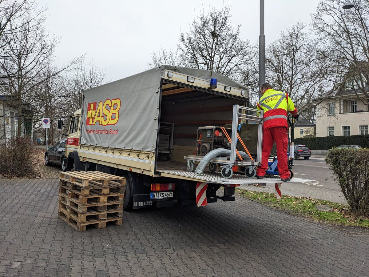 Nachdem ein Bundeswehr Stromerzeuger und ein Bundeswehr Durchlauferhitzer heute überprüft wurden, sind sie nach Wiesbaden gekommen um sie für den Weitertransport in Erdbebengebiet nach Syrien vorzubereiten. #asb #katastrophenschutz #earthquaketurkey #earthquake #Syria