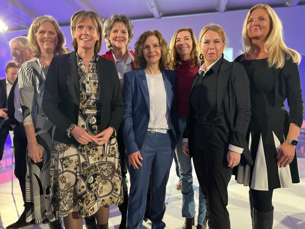 Vandaag druk bezochte landelijke <a href="/VVD/">VVD</a> Campagne dag bij Jaarbeurs in Utrecht.
Even poseren met de vrouwelijke lijsttrekkers van alle provincies en onze lijsttrekker voor de Eerste Kamer: Edith Schippers.
Weer een gezellige dag samen met oa de topkandidaten van <a href="/VVDGelderland/">VVD Gelderland</a>