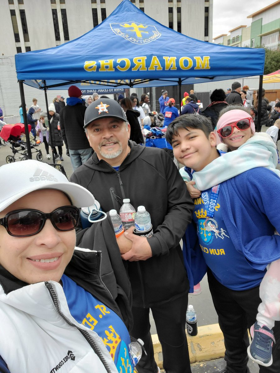 AlmaVel43836180's tweet photo. Steps 4 students 5K run with the crew! So much fun and the cold was not a problem. #gomonarchs #familyfirst #5kfunrun #Steps4Students @stedwardcatholicschool https://t.co/5BIdZnKvnQ