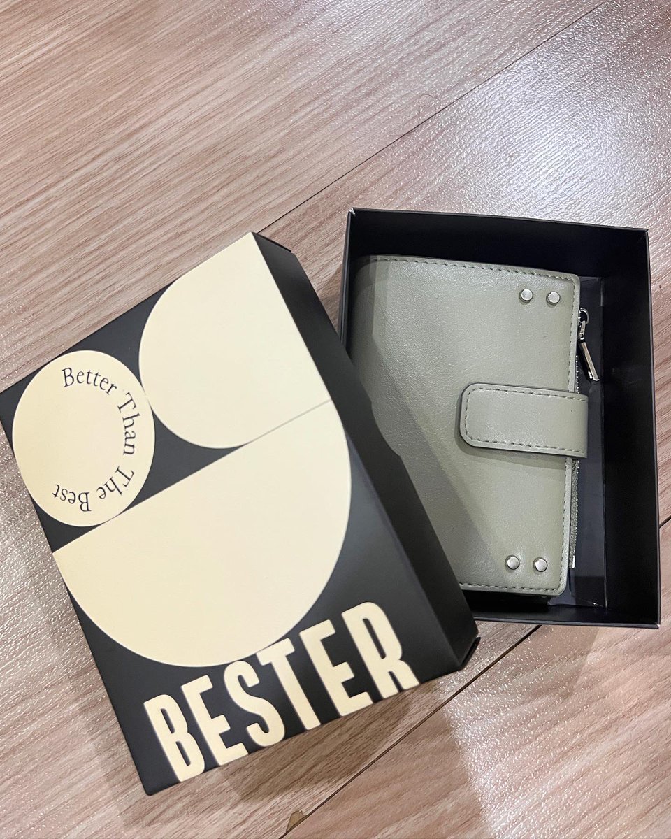 SnnSecondhand's tweet photo. กระเป๋าสตางค์ Besterbrand สีเขียวพร้อมกล่อง สภาพตามการใช้งาน ตำหนิหลักหนังลอกตรงขอบกระเป๋า 220.-ส่งฟรี From 590.-
#กระเป๋าสตางค์ #besterwhisky #besterbrand #perotabrand #atreasurebox #glisstheobject #cintageshop #stylistshop #ส่งต่อกระเป๋า #bestertonic #besterbag #charlesandkeith https://t.co/UdIUJa2gW4