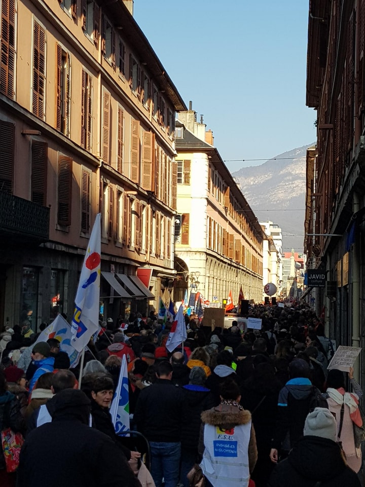 FabHauet's tweet image. Plus de 12.000 personnes cet après-midi à Chambéry. Autant que le 31 janvier. Va falloir que tu la retires ta réforme Manu...
#StopRetraiteMacron #greve16fevrier