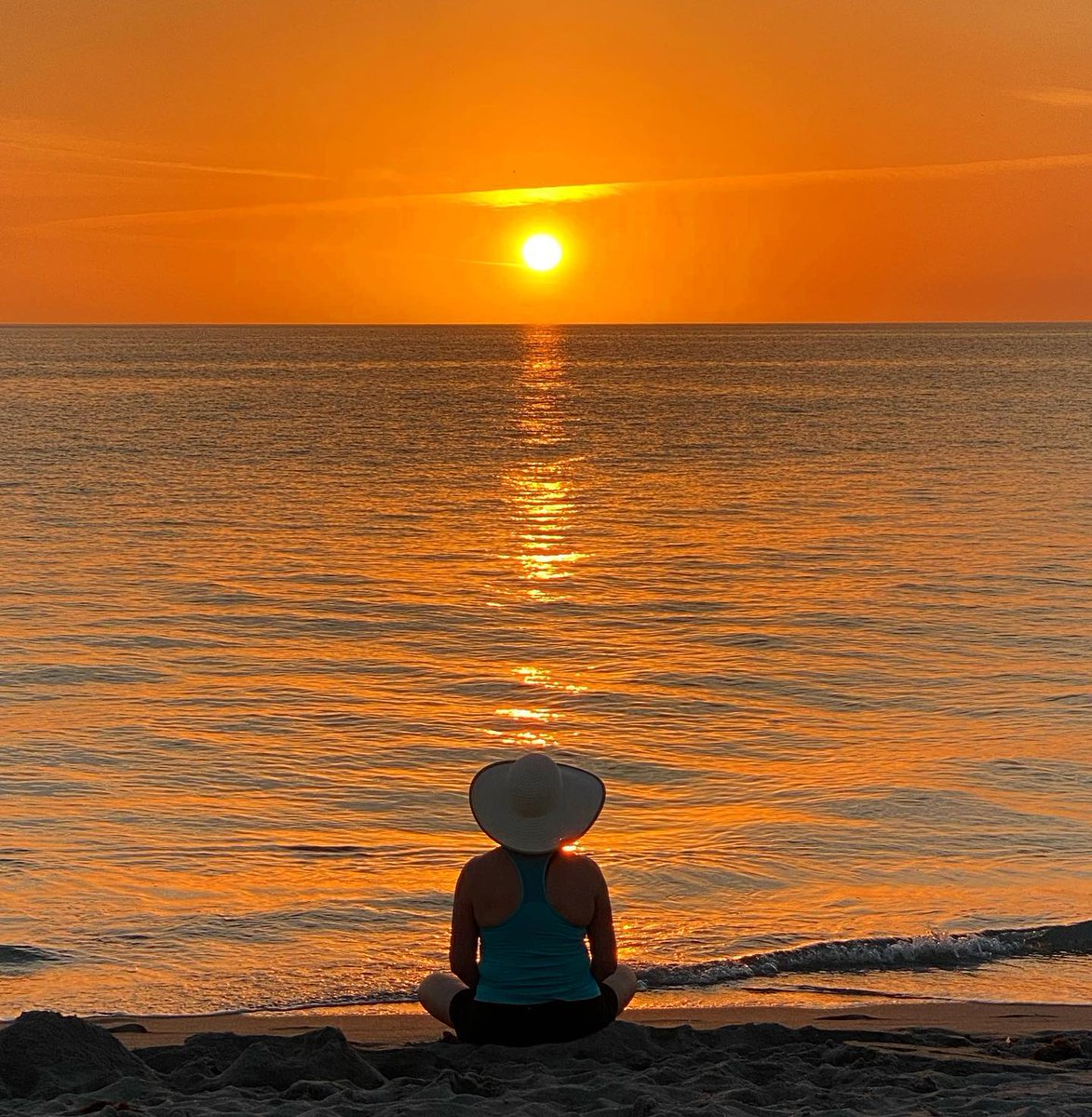 What is your favorite way to end the day?  ❤️🔥🙌 #sarasotasunsets

📷 <a href="/lbrownie32/">Lynne Browne</a>