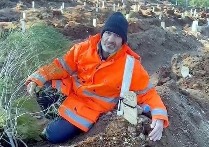 He buried & bid an eternal farewell to his daughter who died in the #EarthquakeInTurkiye 🥀😢 #CaliberAz #TURKIYE #Turkey #earthquake #depremzede #PrayForTurkey