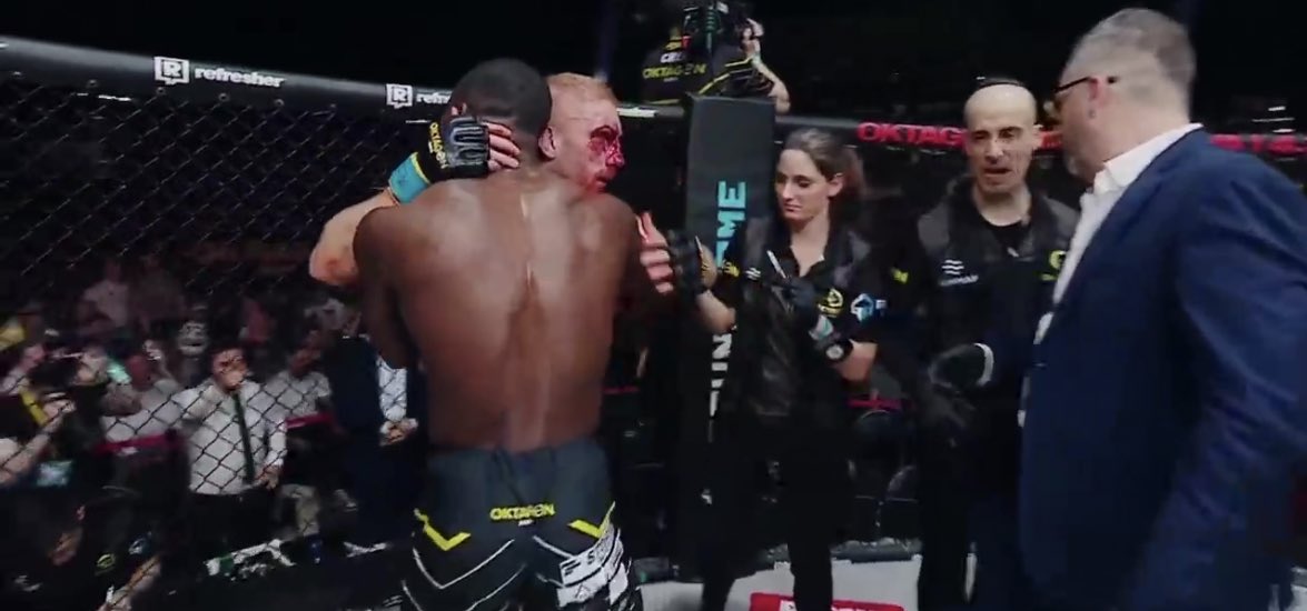 MMAPropagande's tweet photo. Losene Keita vient de détruiiiiiiire son adversaire , il lui à coupé le Wifi ☠️ 

#UFCREADY !! https://t.co/pAmvXwGvCk
