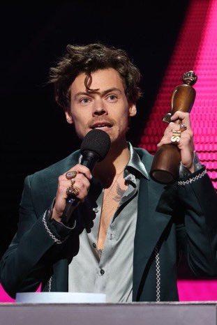 TLarrative's tweet photo. Harry: “I wanna thank Niall, Loueh, Liam &amp; zayn…”
Us: 😵[fainted] https://t.co/Y37MSMcaTN