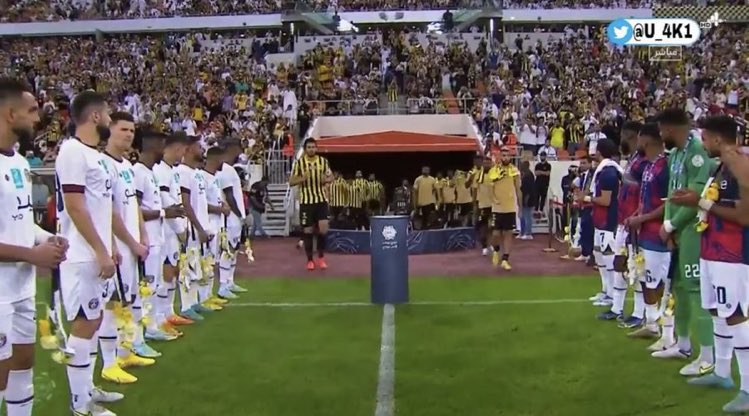 AlhosamK's tweet photo. ريال مدريد يسوي ممر شرفي للهلال 
العدالة يسوي ممر شرفي للإتحاد 

حتى بالممرات الشرفية فروقات 😭😭 https://t.co/s5BG8YCZHm