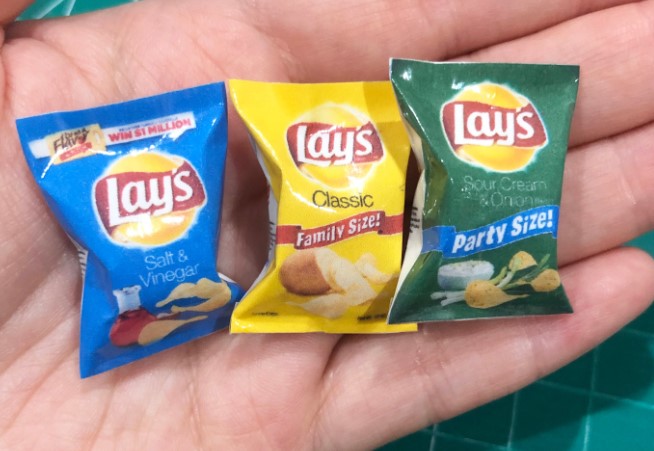 Mallow445's tweet photo. chip bags be like "family size enough for a group of 15 people" then be looking like this https://t.co/lN8m9anJbd