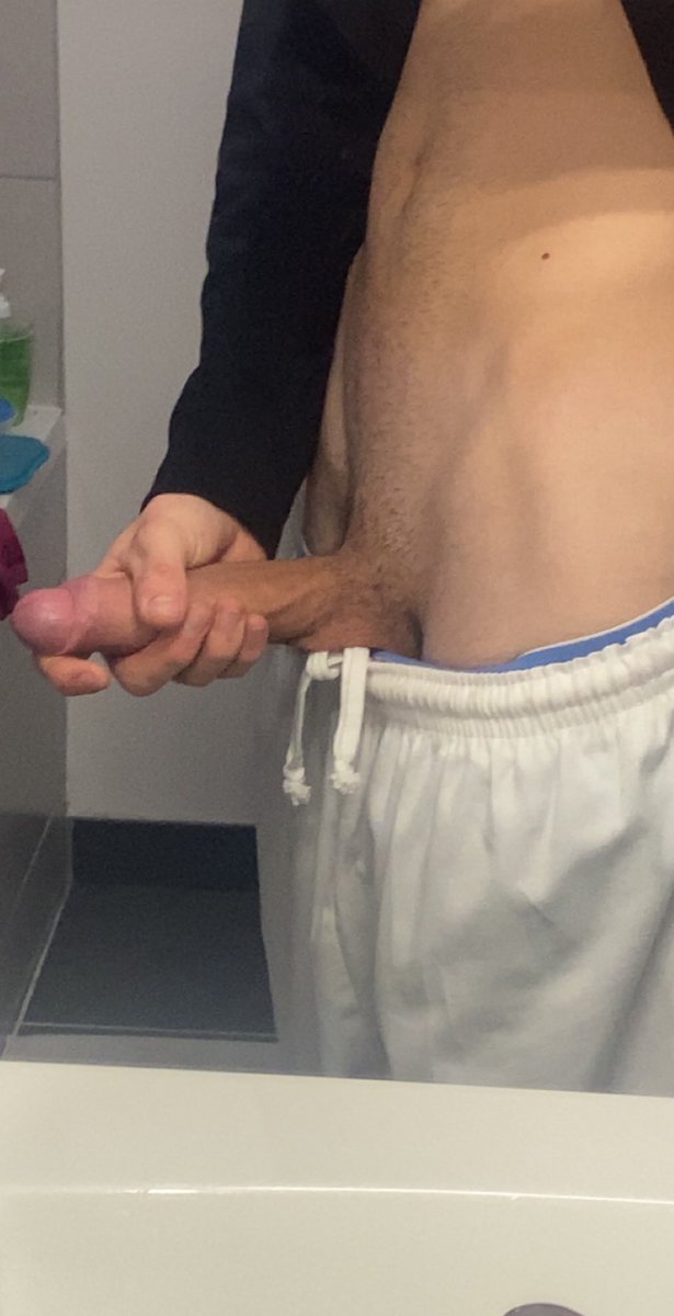 enjoymepd's tweet photo. RT si tu veux te mettre à genoux devant ma bite 🐶 https://t.co/TE3U6bQ52S