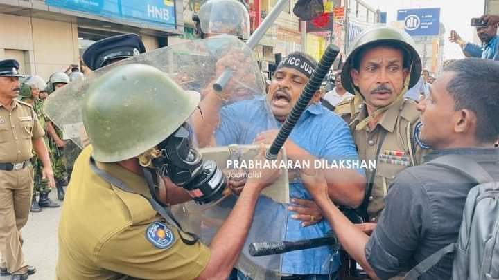 Ethir_Media's tweet photo. #யாழ்ப்பாண மாணவர்கள் மற்றும் மக்கள் மீது @RW_UNP யின் காவல்துறை நடத்திய கோழைத்தனமான தாக்குதலை வன்மையாக கண்டிக்கிறோம். ரனில் ராஜபக்ச நாம் கொண்டாட விரும்பும் சுதந்திரம் இதுதானா?

#lka #SriLanka #GoHomeRanil #RightToProtest #SriLankaProtest #ProtestsLK #HumanRights #Tamils https://t.co/LBw83YQdrQ