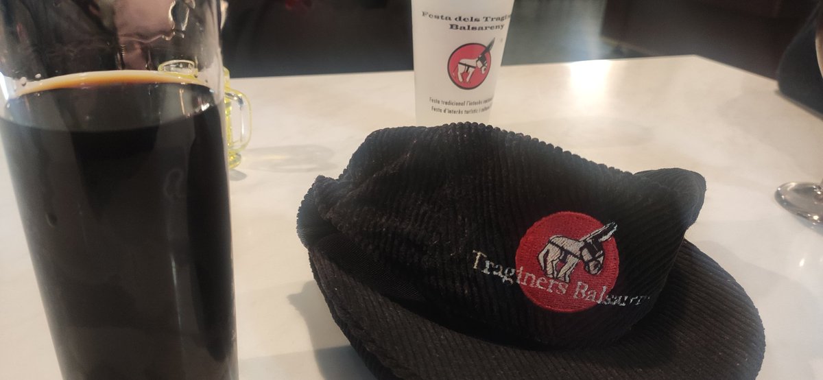 S_FontsecaRiera's tweet photo. Ratafia i gorra per la nit freda de #Traginers23 https://t.co/f4LS7UTg3j