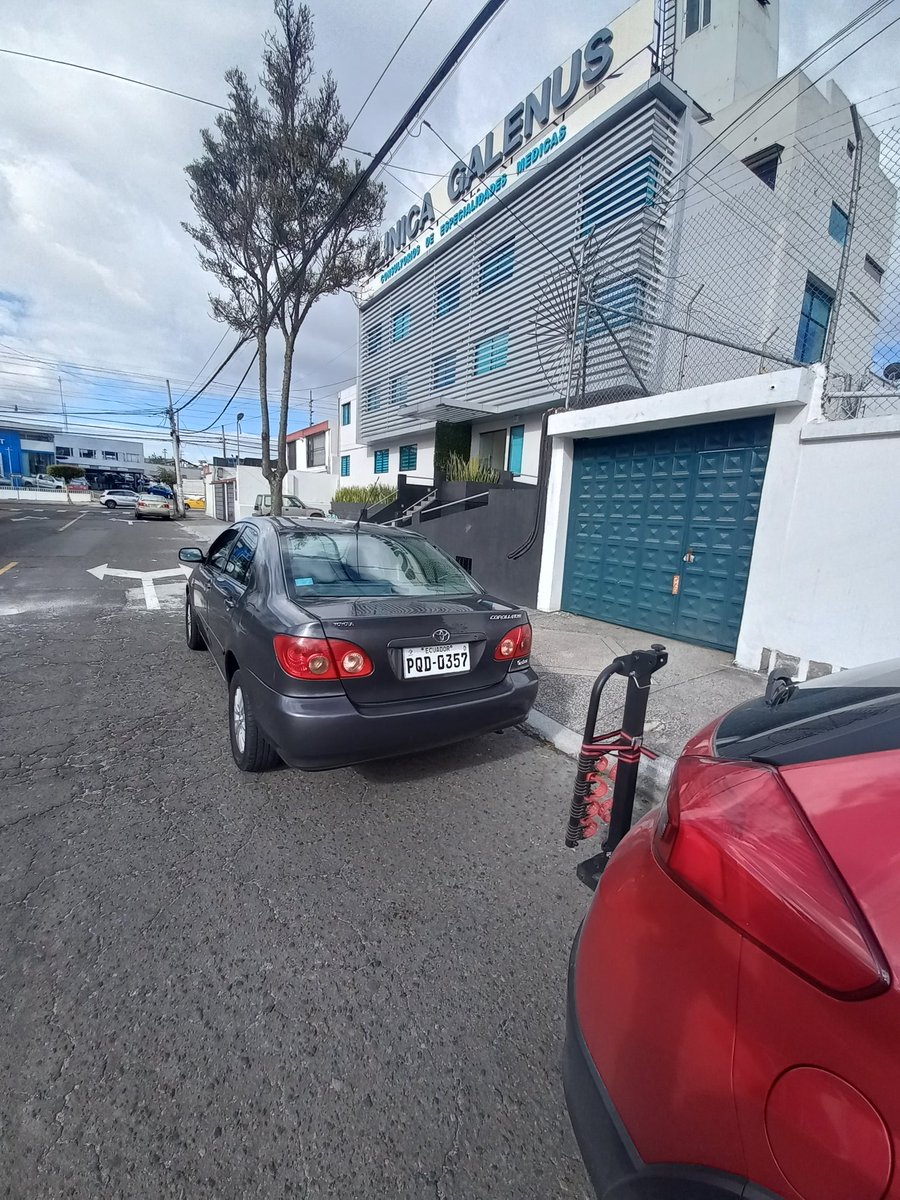 IvnYnez's tweet photo. Sres @AMT_Quito por favor, hacer algo. Todavía hay gente que no sabe que es prohibido parquearse delante de un ingreso vehicular. https://t.co/iSX8DE4Dsc
