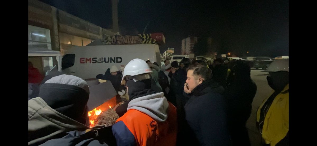 #Deprem

Sahadaki duruma güncel bir örnek vereyim. 

Saat 00.38. Kahramanmaraş merkezdeyim ve burada cağ kebabı dağıtılıyor.

Kendi imkanlarıyla İstanbul’dan gelmişler. Öğlen enkazda çalışıyor akşam cağ dağıtıyorlar. 

Bunun gibi yüzlerce örnek var. Millet olmak böyle bir şey 🇹🇷
