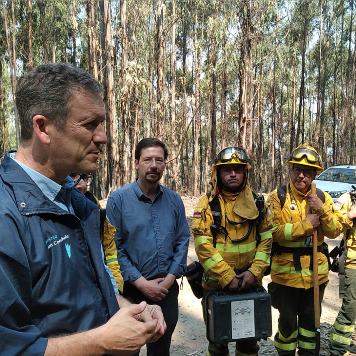 JuanCaMunozA's tweet photo. Nos encontramos con rescatistas ecuatorianos que llevan días combatiendo incendios. La efectividad y complejidad de su trabajo queda en evidencia al estar en terreno. Una muestra + d la historia d colaboración q nuestros pueblos han cultivado. Las telecomunicaciones salvan vidas. https://t.co/9NWBZm9Pnr