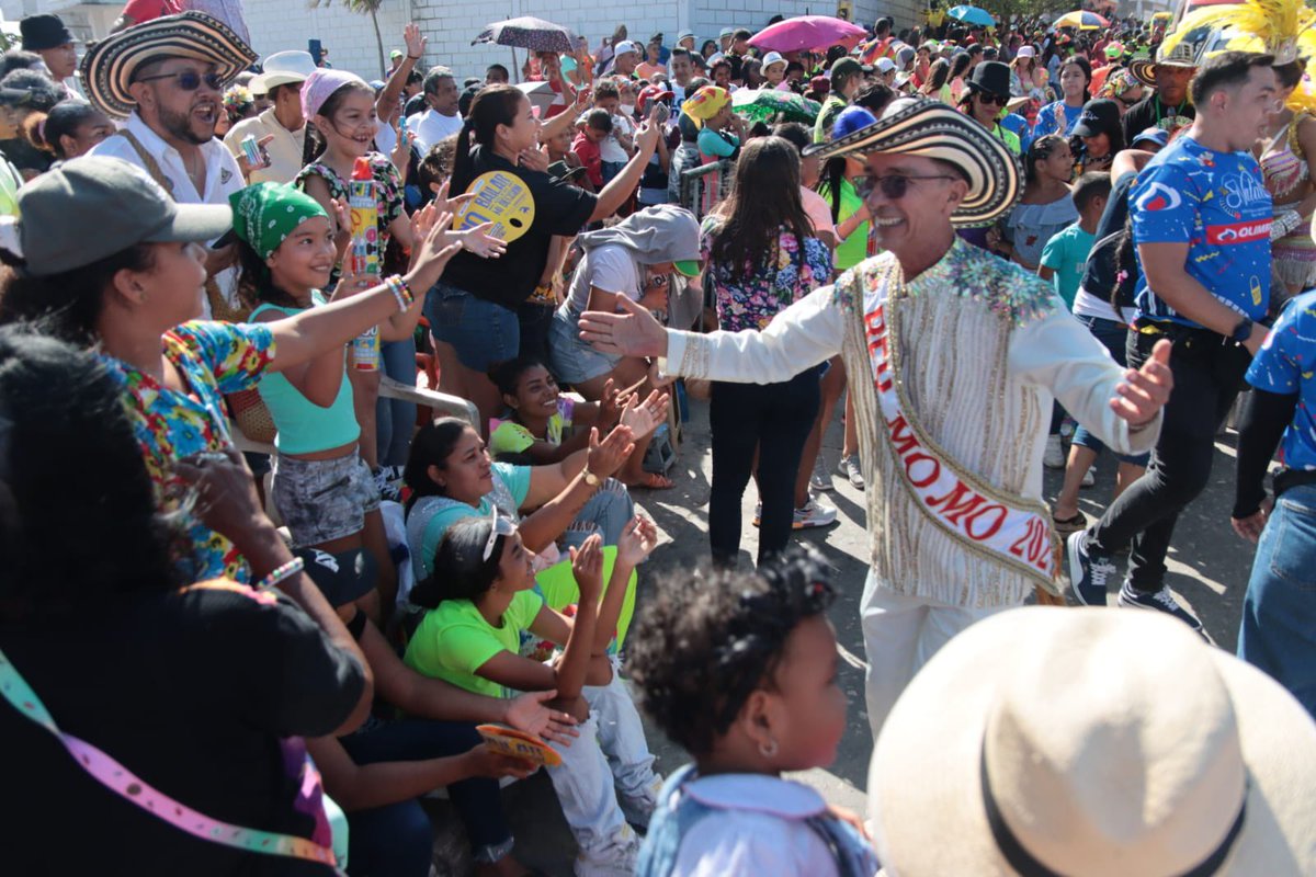 Sebastiang2023's tweet photo. ¡Mi Carnaval del Suroccidente! Me llena de orgullo verte crecer cada año. 👏🏽 Hoy son más 11 barrios y 60.000 personas que impactas. Visitarte como Rey Momo del Carnaval, me llena el corazón de alegría. 😍 https://t.co/nbtZuh5vBm