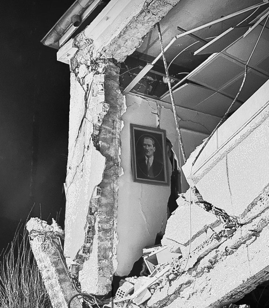 "Beni görmek demek mutlaka yüzümü görmek demek değildir. Benim fikirlerimi, benim duygularımı anlıyorsanız ve hissediyorsanız bu yeterlidir."
Mustafa Kemal ATATÜRK