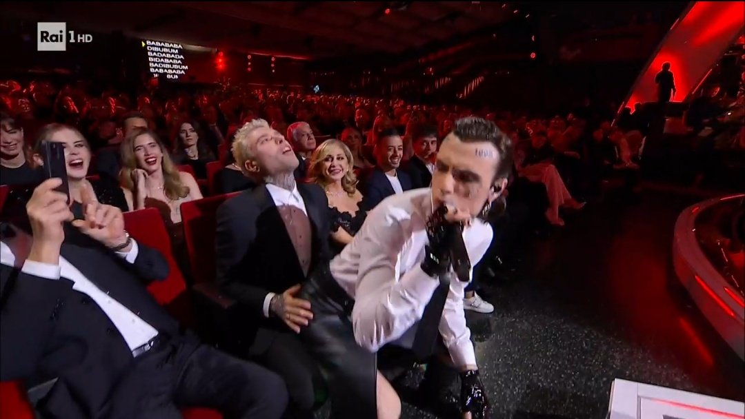 ni_gritha's tweet photo. ROSA CHEMICAL E FEDEZ FACENDO SCHIATTARE I FEGATI DI 4/4 DEI POLITICI ITALIANI LUI HA DAVVERO DETTO GIUDICATEMI PURE IO VI PISCIO IN TESTA IN PRIMA SERATA IN EUROVISIONE

#sanremo2023 https://t.co/Rg5kBwPOvp