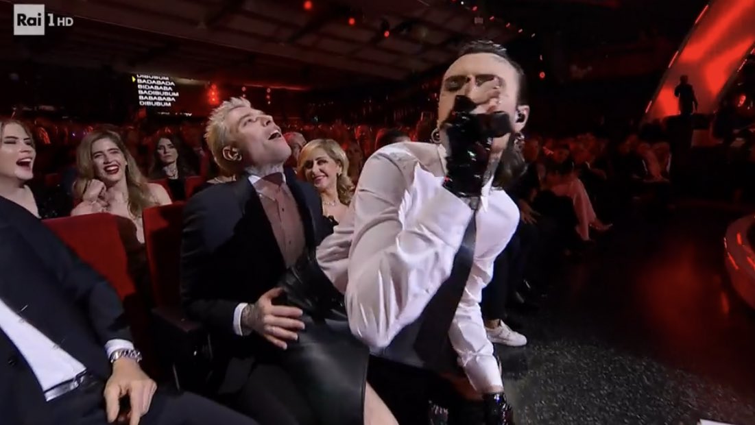 Cinguetterai's tweet photo. Questa scena in mondovisione.

#Sanremo2023 #Fedez #RosaChemical https://t.co/g4fHqDlrdz