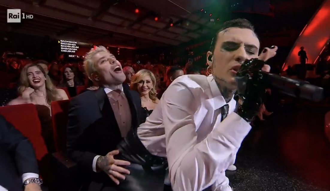 Cinguetterai's tweet photo. Questa scena in mondovisione.

#Sanremo2023 #Fedez #RosaChemical https://t.co/g4fHqDlrdz