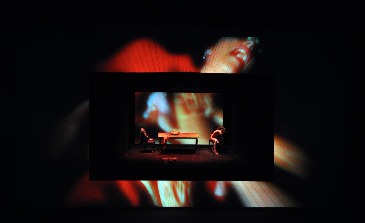 the technique used to light the suspended room; how such a small &amp; isolated space was illuminated, with input from Set Designer Alfons Flores who explains how the set design was created. 

The digital subscription is an alternative to the paper edition, it is cheaper, can … 2/3