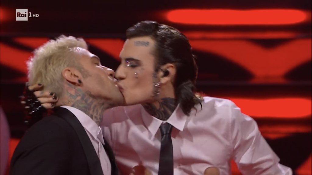 trovarsi's tweet photo. A COSA ABBIAMO ASSISTITO AIUTO #sanremo2023 https://t.co/G5iYzLePrG