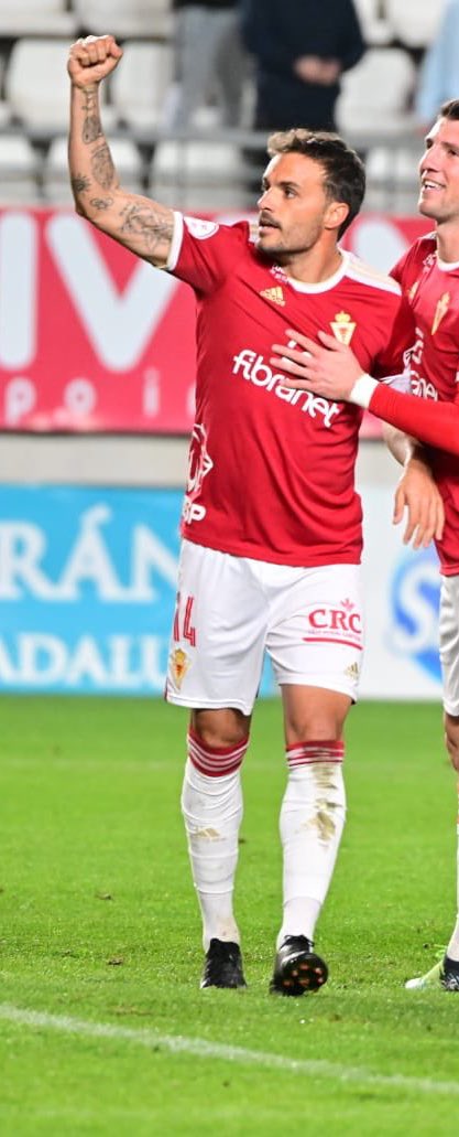 Este hombre decidió bajarse al barro con 36 años. Lo hizo por su equipo. 

A 11 de febrero ya lleva 9 goles y lidera al equipo como el que más. De hecho, hoy Simón le preguntó por si quería el cambio y le dijo que prefería seguir jugando. 

Leyenda grana.