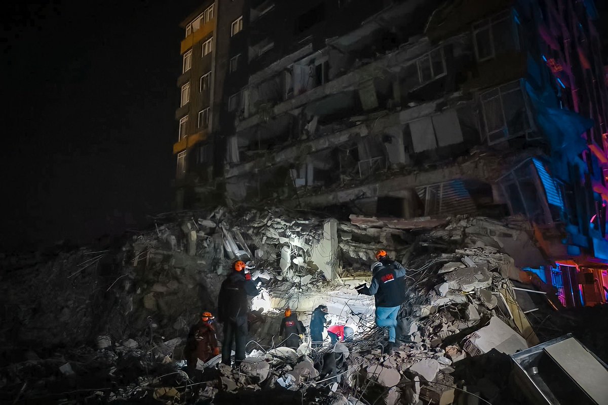 140 saat geride kaldı…

Enkazdan çıkardığımız diğer kardeşlerimiz gibi, bir umut daha doğsun diye gözümüzü kırpmadan çalışıyoruz.