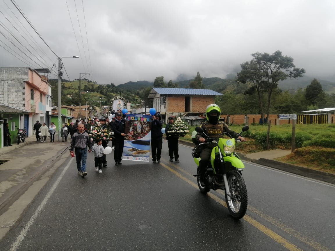 PoliciaPasto's tweet photo. Uniformados de la Estación de Policía del #Encano garantizan la seguridad de residentes y visitantes en la celebración de las Fiestas Tradicionales de la Virgen de Lourdes que se viven durante este fin de semana.
#DiosYPatria
#EsUnHonorSerPolicía https://t.co/5IW7yQ9Fg6