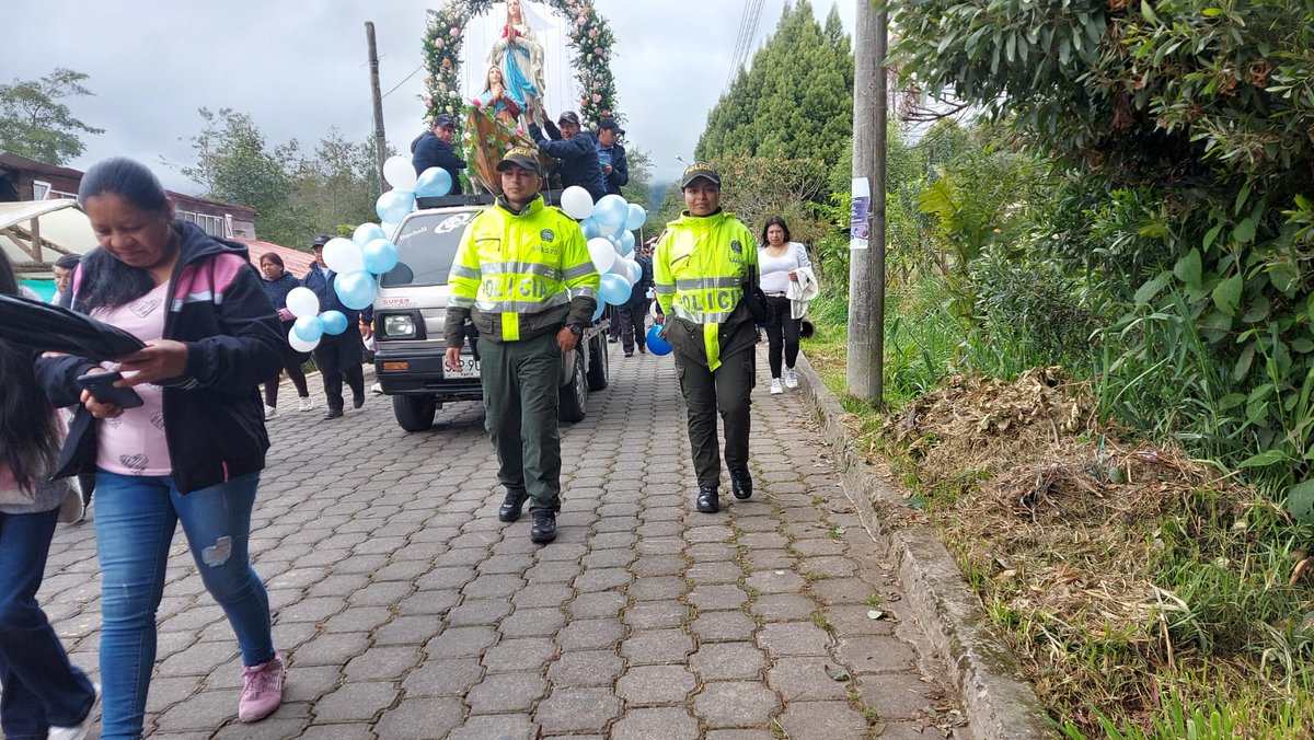 PoliciaPasto's tweet photo. Uniformados de la Estación de Policía del #Encano garantizan la seguridad de residentes y visitantes en la celebración de las Fiestas Tradicionales de la Virgen de Lourdes que se viven durante este fin de semana.
#DiosYPatria
#EsUnHonorSerPolicía https://t.co/5IW7yQ9Fg6
