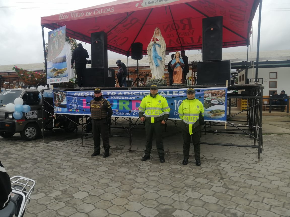 PoliciaPasto's tweet photo. Uniformados de la Estación de Policía del #Encano garantizan la seguridad de residentes y visitantes en la celebración de las Fiestas Tradicionales de la Virgen de Lourdes que se viven durante este fin de semana.
#DiosYPatria
#EsUnHonorSerPolicía https://t.co/5IW7yQ9Fg6