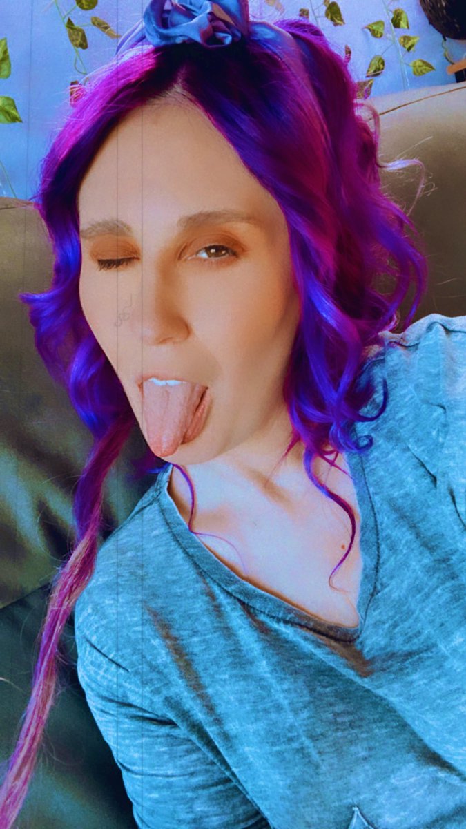 Happy photoshoot day 💜
#photooftheday #photoshoot #creature #kitchy #selflove #pop #purpleparty